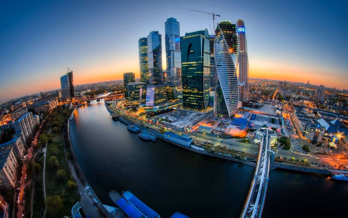 Un horizonte urbano de torres de cristal al atardecer — la imagen principal del blog.